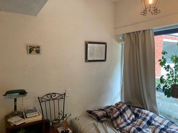 別室も絵と緑とアンティークがたくさんです。 - 千駄ヶ谷コートリー202号室 千駄ヶ谷のお洒落アパルトマンの室内の写真