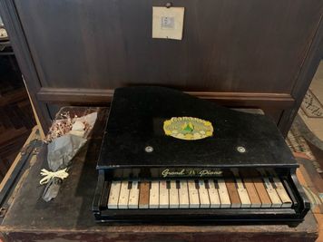 小さなピアノもあります（大きいのもあります） - 千駄ヶ谷コートリー202号室 千駄ヶ谷のお洒落アパルトマンの室内の写真