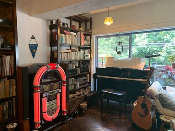 ジュークボックス、ピアノ、緑、ギター、照明、本、真空管アンプ、ラジオ....どれも味わいありです。 - 千駄ヶ谷コートリー202号室 千駄ヶ谷のお洒落アパルトマンの室内の写真