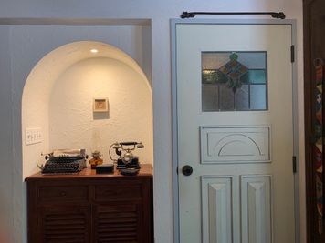 玄関ドア付近と、ベッドルームへのドアです。ステンドグラスが嵌め込まれています。アンティークのタイプライターと電話機が置いてあります。 - 千駄ヶ谷コートリー202号室 千駄ヶ谷のお洒落アパルトマンの室内の写真