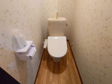 トイレはオシュレット付き。トイレクリーナー常備 - 熊谷駅前ベース パーティースペース【飲食可】の設備の写真