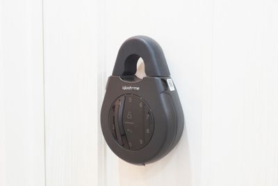 スマートロックから鍵を取り出して開錠します　番号はメールでお知らせします - レンタルルーム　馬車道茶会室 会議室　瞑想　テレワークの室内の写真