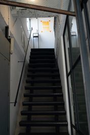 階段を上がって2階にあります。 - CRAFT　BRIDGE レンタルスペース/スタジオギャラリーの外観の写真
