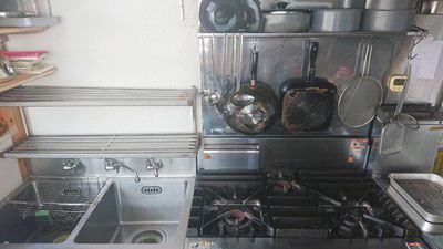 ガスコンロ：3口
フライヤー、オーブン、レンジもあります - CRAFT　BRIDGE レンタルスペース/ルーフトップの設備の写真