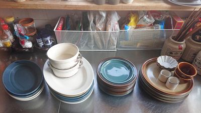 落ち着いたトーンのお洒落な食器 - CRAFT　BRIDGE レンタルスペース/ルーフトップの設備の写真