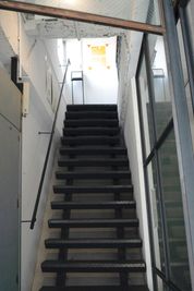 階段を上がって3階にあります - CRAFT　BRIDGE レンタルスペース/ルーフトップの外観の写真