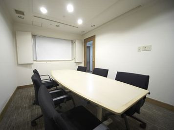 よりプライベートな集まりにどうぞ - ホテルウィングプレミアム東京四谷 小会議室の室内の写真