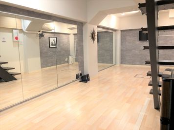 COCODE笹塚 【D号室】ダンスOK！一面鏡張りの室内の写真