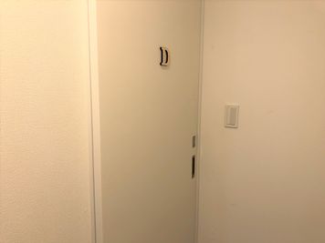 COCODE笹塚 【D号室】ダンスOK！一面鏡張りの入口の写真