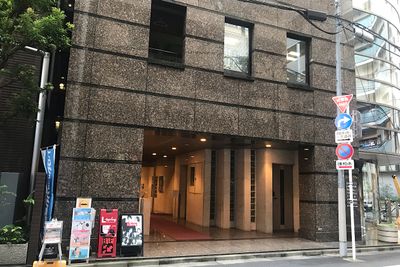 ビルに入り左に階段がありますので地下一階へ。

＊ビル向かいにはピザーラがあります。

＊土日祝はエレベーターから入れません。 - PSQ studioの外観の写真