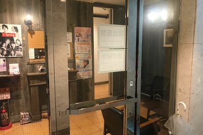 階段を降りて地下一階に入り口がございます。 - PSQ studioの入口の写真