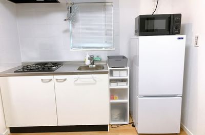 冷蔵庫・電子レンジ（オーブンレンジに変更しました）です。ご自由にお使いください。 - ルームス 多目的スペースの設備の写真