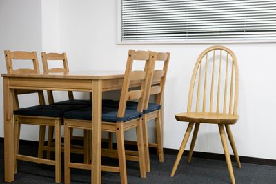 テーブルセットは無料、右の椅子は撮影用のため有料となります。 - フォトスタジオ オリーブ 撮影スタジオの設備の写真