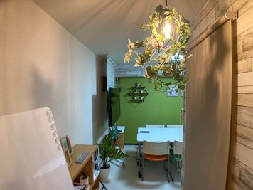 おしゃれな空間 - 市川駅前としょかんのうらいちかわ 市川駅前レンタルスペース・サロン・会議室「としょかんのうら市川」の室内の写真