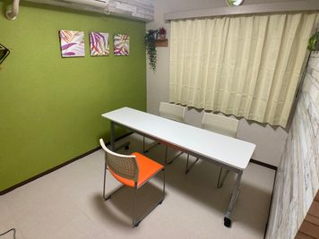 レイアウトは自在に - 市川駅前としょかんのうらいちかわ 市川駅前レンタルスペース・サロン・会議室「としょかんのうら市川」の室内の写真