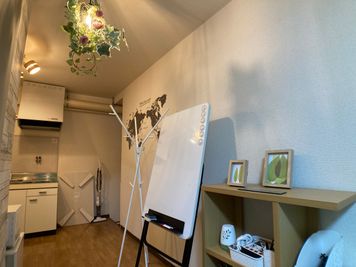 市川駅前としょかんのうらいちかわ 市川駅前レンタルスペース・サロン・会議室「としょかんのうら市川」の室内の写真