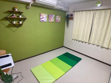 ちょっとした気分転換にストレッチでも(^_-)-☆ - 市川駅前としょかんのうらいちかわ 市川駅前レンタルスペース・サロン・会議室「としょかんのうら市川」の室内の写真