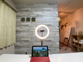 Web面接や撮影にも - 市川駅前としょかんのうらいちかわ 市川駅前レンタルスペース・サロン・会議室「としょかんのうら市川」の室内の写真