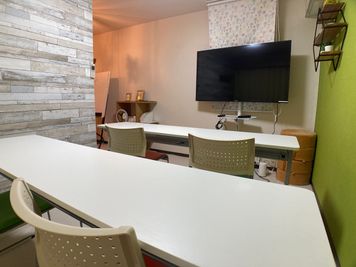 レイアウトは自在に - 市川駅前としょかんのうらいちかわ 市川駅前レンタルスペース・サロン・会議室「としょかんのうら市川」の室内の写真