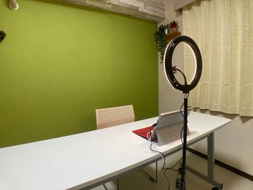 Web面接や撮影にも - 市川駅前としょかんのうらいちかわ 市川駅前レンタルスペース・サロン・会議室「としょかんのうら市川」の室内の写真