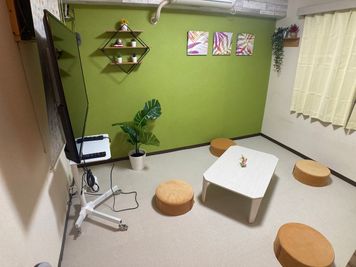 少人数でまったりと(^^) - 市川駅前としょかんのうらいちかわ 市川駅前レンタルスペース・サロン・会議室「としょかんのうら市川」の室内の写真