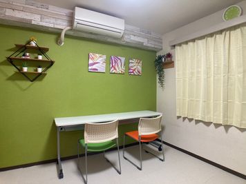 レイアウトは自在に - 市川駅前としょかんのうらいちかわ 市川駅前レンタルスペース・サロン・会議室「としょかんのうら市川」の室内の写真