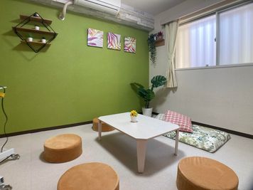 くつろげるスペース - 市川駅前としょかんのうらいちかわ 市川駅前レンタルスペース・サロン・会議室「としょかんのうら市川」の室内の写真