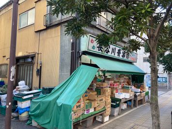 保育園と青果店の間の路地を入った奥にスペースがあります。 - 市川駅前としょかんのうらいちかわ 市川駅前レンタルスペース・サロン・会議室「としょかんのうら市川」の外観の写真