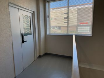 階段を上がって3Fが会議室入口です。 - 貸会議室 AI貸会議室　※8月から移転しますの入口の写真