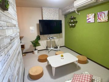 動画を鑑賞しながらまったりと(^^♪ - 市川駅前としょかんのうらいちかわ 市川駅前レンタルスペース・サロン・会議室「としょかんのうら市川」の室内の写真