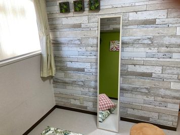 姿見 - 市川駅前としょかんのうらいちかわ 市川駅前レンタルスペース・サロン・会議室「としょかんのうら市川」の設備の写真