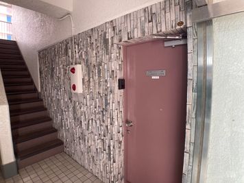 入り口 - 市川駅前としょかんのうらいちかわ 市川駅前レンタルスペース・サロン・会議室「としょかんのうら市川」の入口の写真