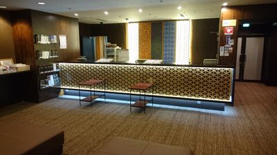 フロント(2階)でお手続きをお願いいたします - ホテルウィングインターナショナル名古屋 1階 会議室2の入口の写真