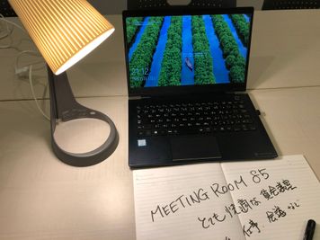ワークランプで手元が明るい - MEETINGROOM 85 貸会議室/個室/8名/清潔/格安の室内の写真