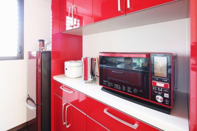 冷蔵庫、炊飯器、電子レンジ、電気ケトルがございます。 - Namba-studio スタジオ撮影、動画撮影、パーティの設備の写真