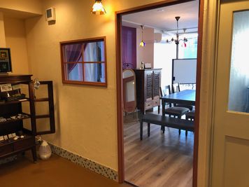 コーラルピンクの木製ドアと小窓のオリエンタルなスペースになります。 - ＷＡＲＭ　ＰＬＡＣＥ ウォームプレイス　セカンドの室内の写真
