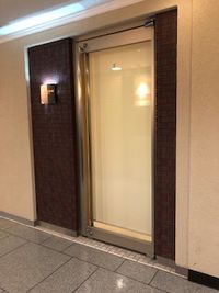 入口の扉は、ロールカーテンを閉められます - 恵比寿カルフール スタジオの入口の写真