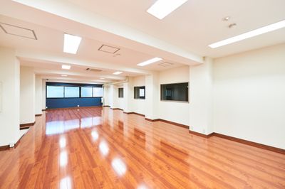 【室内遊具・卓球台貸出あり】定期利用可！稽古場・ワークショップでご利用可能！大きな窓があり換気もできる多目的スペースです！ - 時々海風が吹くスタジオ