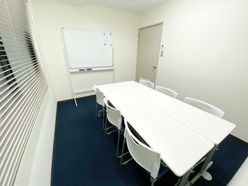 島型 - 共栄実業(株)　エイトビル うめきた会議室235号室（6名）の室内の写真