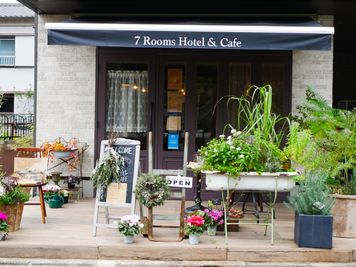 7RoomsHotel&Cafe ホテル併設のお花カフェ！の入口の写真