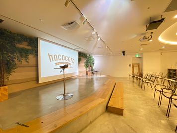 司会台、マイクスタンドお貸し出し可能です - グレイドパーク新宿西口（旧：グレイドパーク新宿） パーティー・イベント・撮影用途の室内の写真