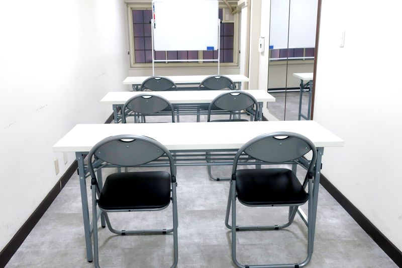 会議室のレイアウトです。これ以外にも丸椅子のご用意があります。 - レンタルスペース　zest ２階　会議室、サロンスペースの室内の写真