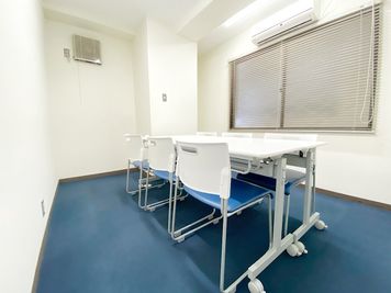 共栄実業(株)　エイトビル うめきた会議室235号室（6名）の室内の写真