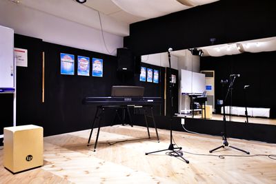 音楽のリハーサルにも
楽器は無料貸し出し - ラビートスタジオ 天神駅4分多目的スタジオの室内の写真