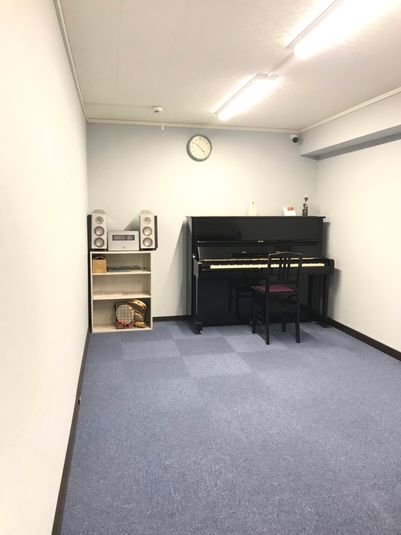 アップライトピアノの部屋です。
30分800円
でご利用いただけます。
(部屋のみのレンタルの場合30分500円) - 音楽スタジオ レッスン、リハーサルスタジオ。の室内の写真