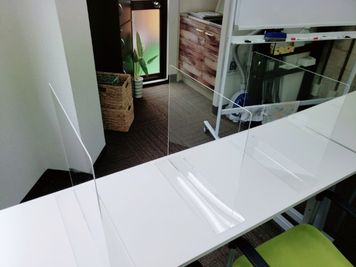 飛沫感染防止クリアパーテーションを３台設置 - マルチアクセス貸会議室＠神田南口の設備の写真