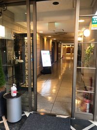 地下1階入口自動ドア
中にご案内の看板がございます - 恵比寿カルフール Ａルームの入口の写真