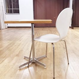 このタイプのテーブルが３台、椅子が１脚あります。ネイル机にも - イイスタジオ レンタルスタジオ（３階）の設備の写真