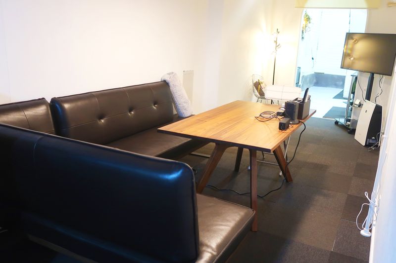 ソファーとテーブルが有りますので打ち合わせやパーティーなど多様です！ - レンタルスペース　zest 1階　レンタルスペースの室内の写真