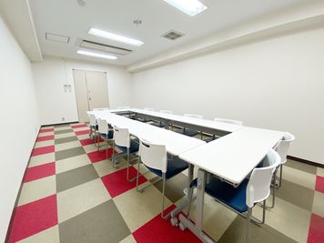 共栄実業(株)　TOビル うめきた会議室　702号室の室内の写真